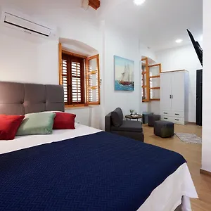 https://tomy-katy.hotels-in-trogir.com